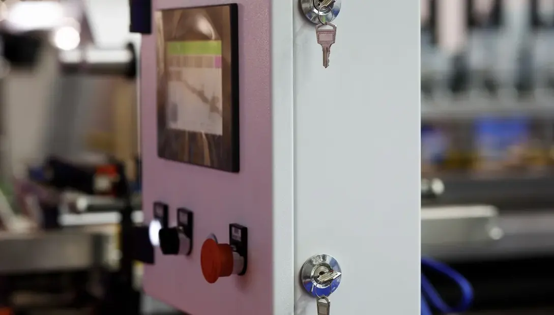 Painel industrial com botoeira vermelha e display